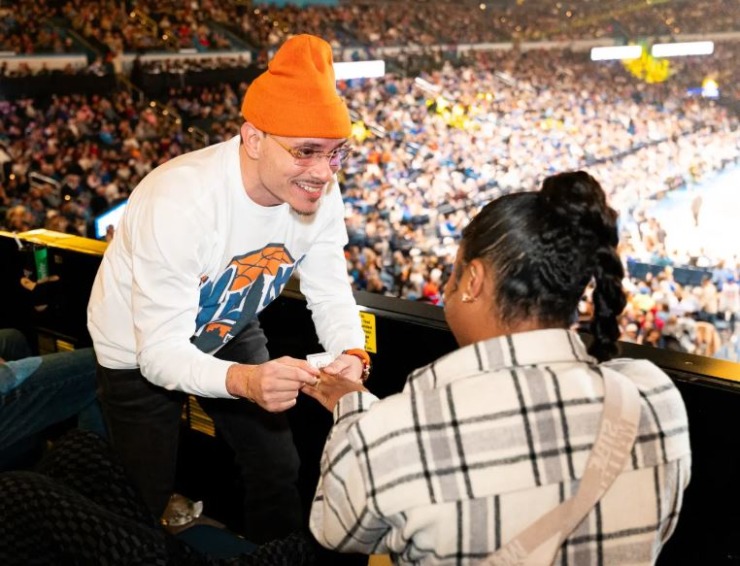 Knicks Fan Proposes to Girlfriend at Thunder Game in OKC